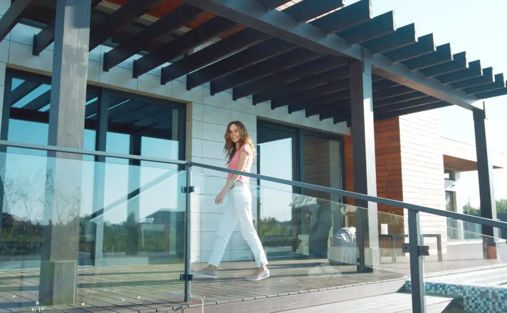 Mujer en porche de vivienda unifamiliar